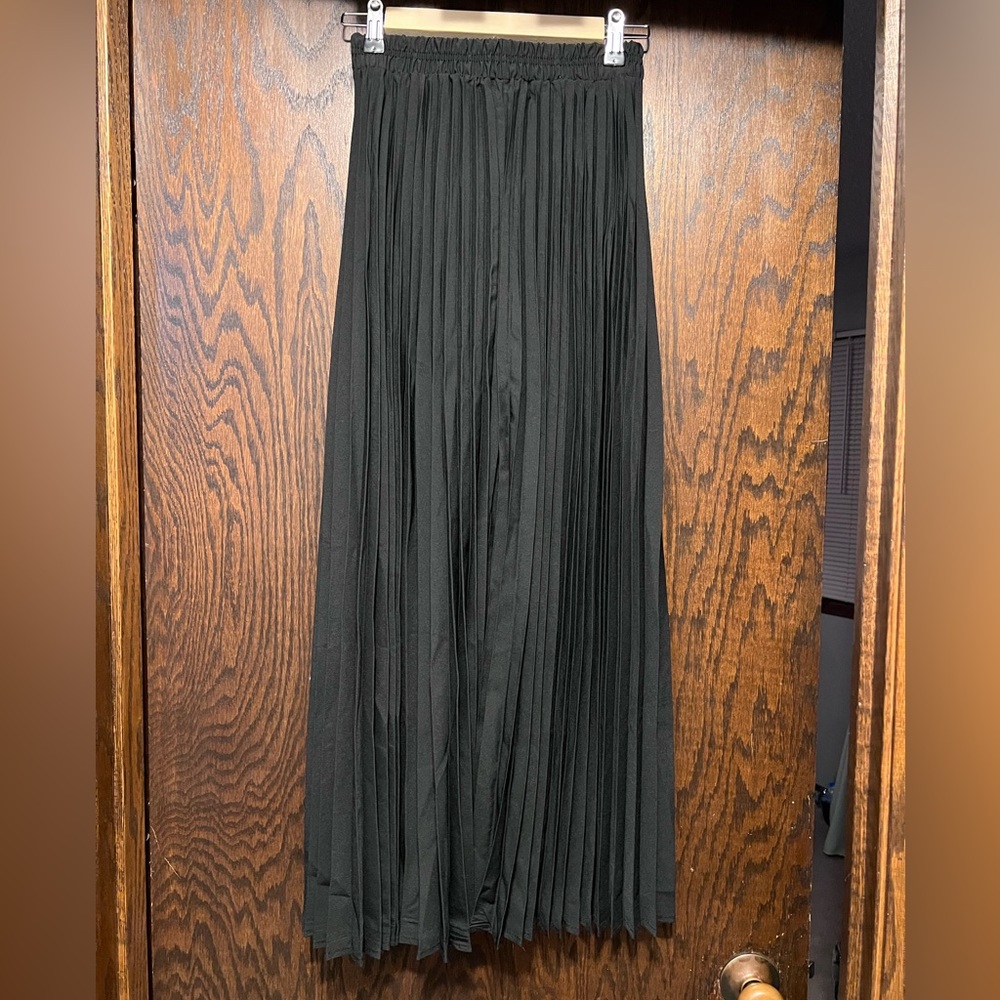 Black pleated pants